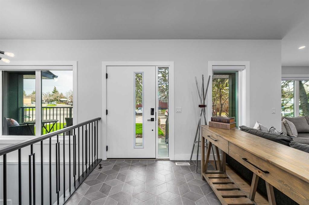 2328 58 Avenue Sw, Calgary, AB - Indoor Photo Showing Other Room