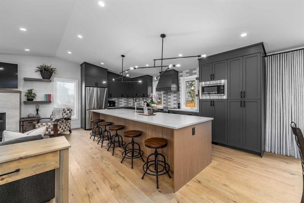2328 58 Avenue Sw, Calgary, AB - Indoor Photo Showing Kitchen With Upgraded Kitchen