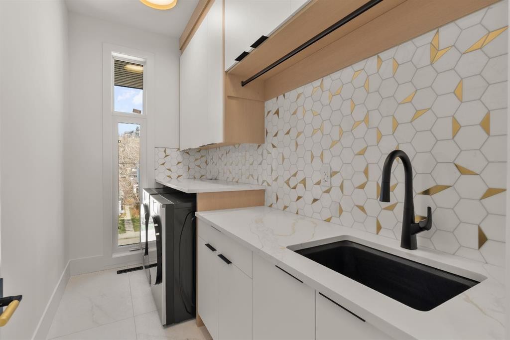2613 6 Avenue Nw, Calgary, AB - Indoor Photo Showing Kitchen