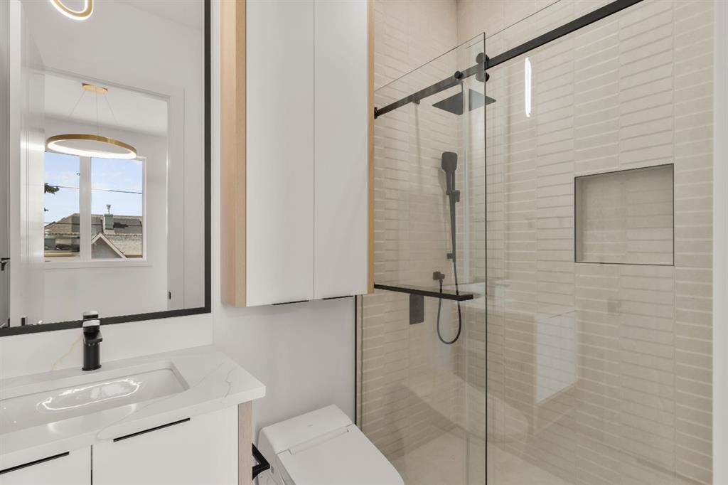 2613 6 Avenue Nw, Calgary, AB - Indoor Photo Showing Bathroom
