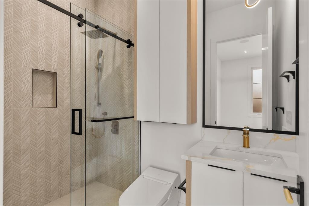 2613 6 Avenue Nw, Calgary, AB - Indoor Photo Showing Bathroom