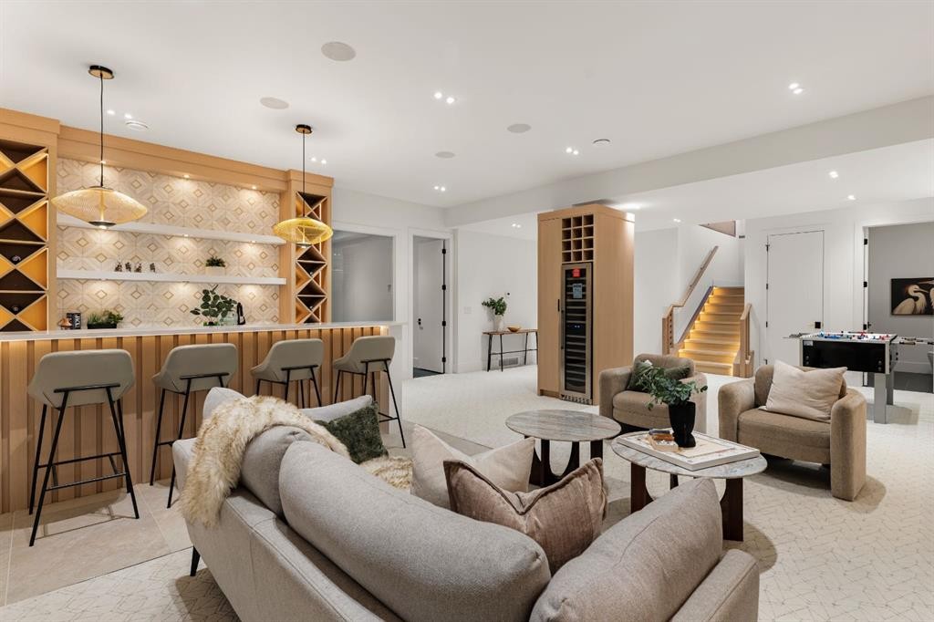 2613 6 Avenue Nw, Calgary, AB - Indoor Photo Showing Living Room