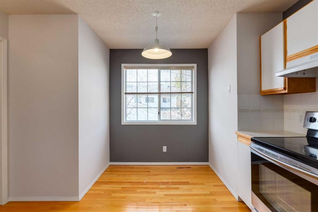 318 Hawkstone Manor Nw, Calgary, AB - Indoor Photo Showing Other Room