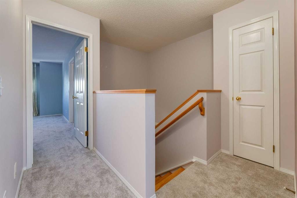 318 Hawkstone Manor Nw, Calgary, AB - Indoor Photo Showing Other Room