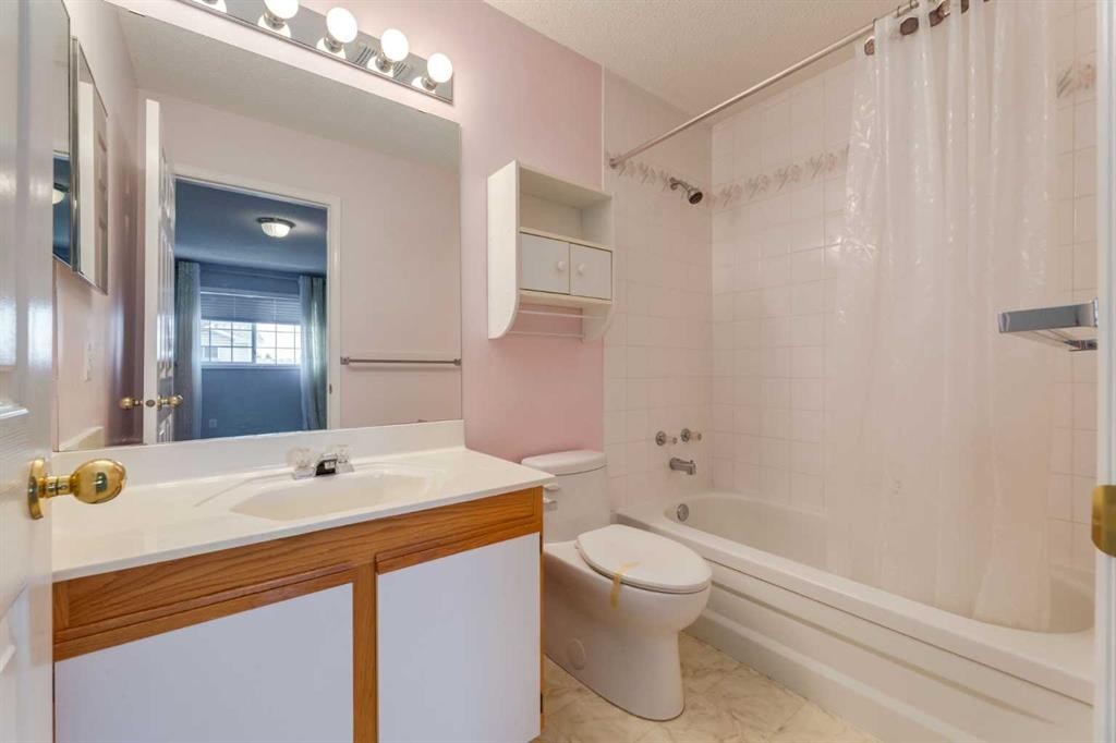 318 Hawkstone Manor Nw, Calgary, AB - Indoor Photo Showing Bathroom