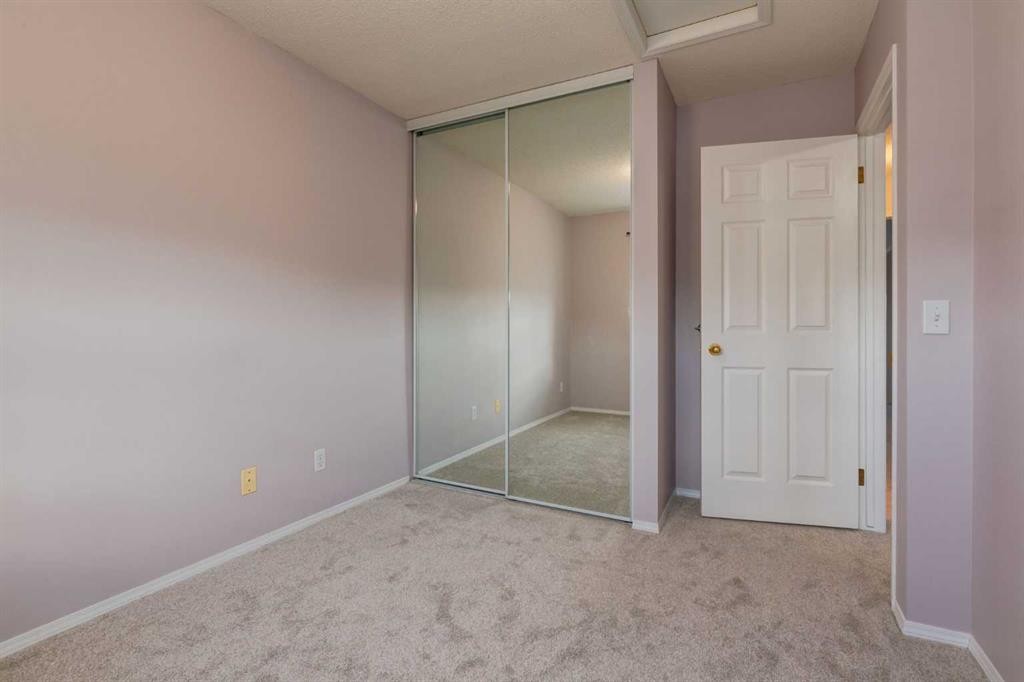 318 Hawkstone Manor Nw, Calgary, AB - Indoor Photo Showing Other Room