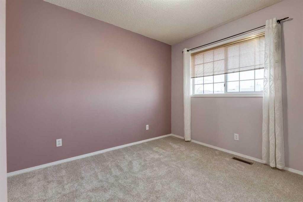 318 Hawkstone Manor Nw, Calgary, AB - Indoor Photo Showing Other Room