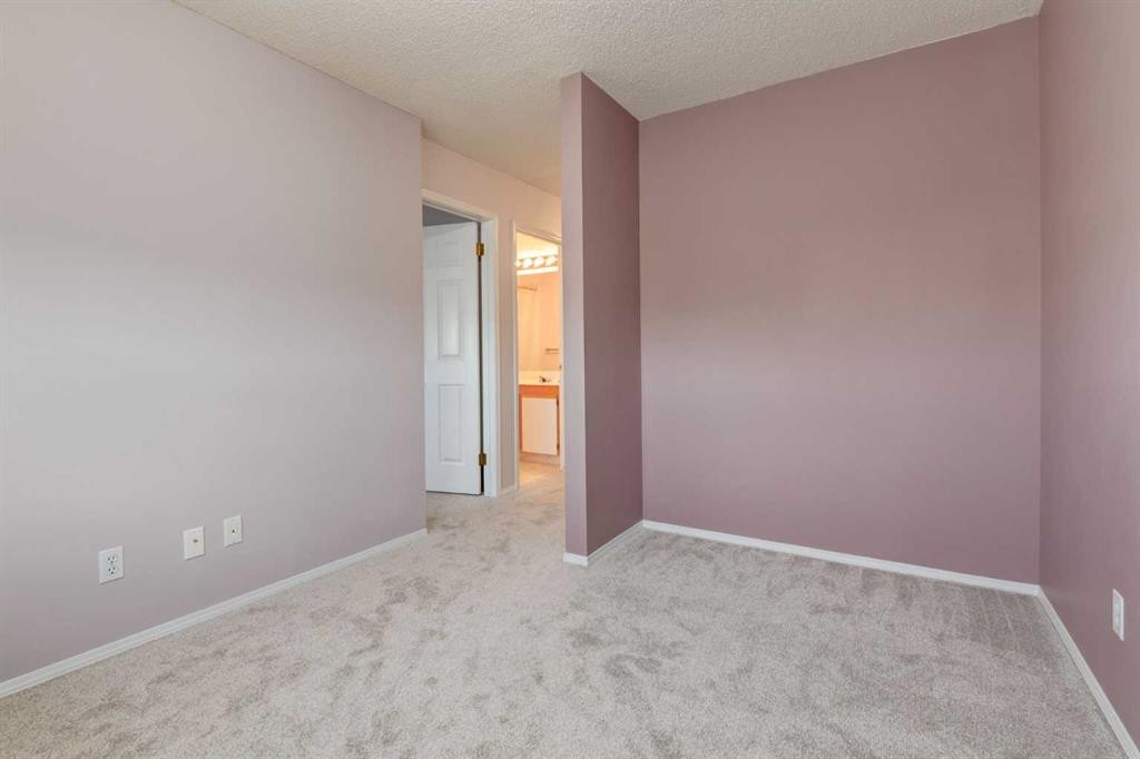 318 Hawkstone Manor Nw, Calgary, AB - Indoor Photo Showing Other Room