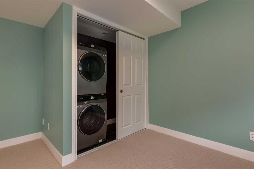 318 Hawkstone Manor Nw, Calgary, AB - Indoor Photo Showing Laundry Room