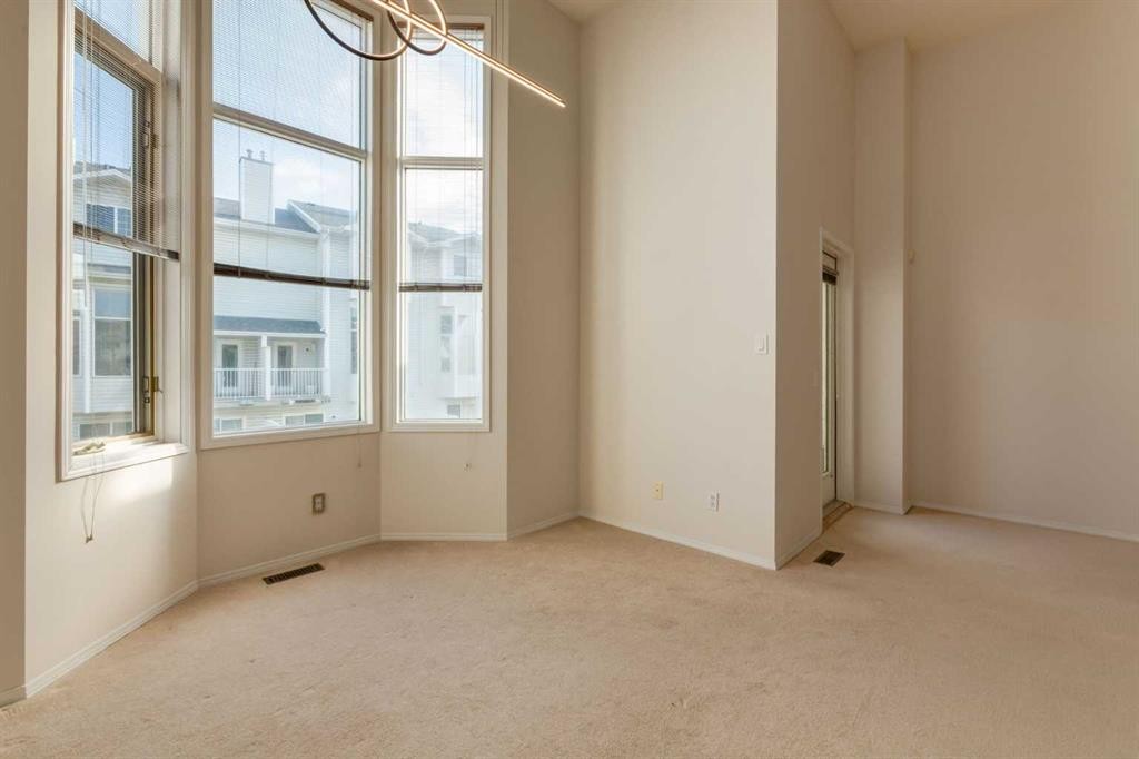 318 Hawkstone Manor Nw, Calgary, AB - Indoor Photo Showing Other Room