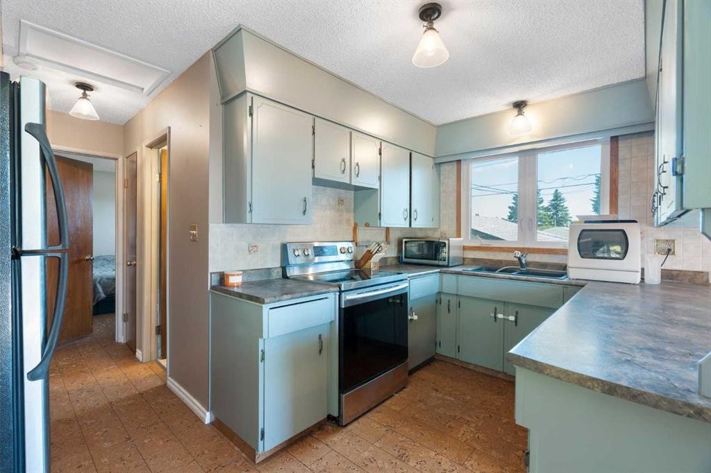 4609 Marcombe Way Ne, Calgary, AB - Indoor Photo Showing Kitchen With Double Sink
