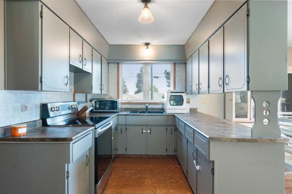 4609 Marcombe Way Ne, Calgary, AB - Indoor Photo Showing Kitchen
