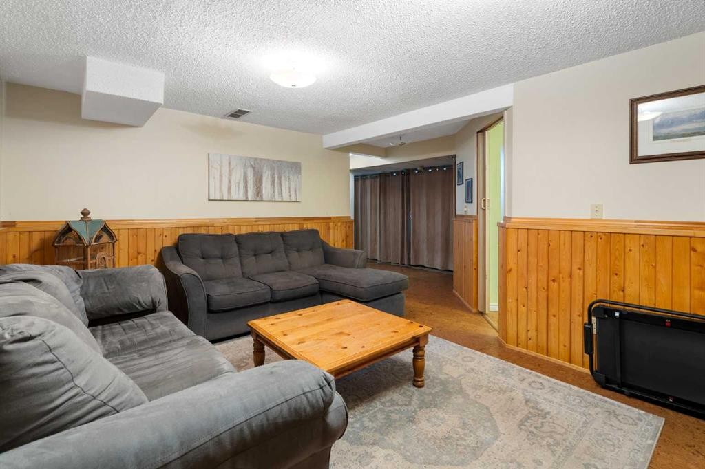 4609 Marcombe Way Ne, Calgary, AB - Indoor Photo Showing Living Room