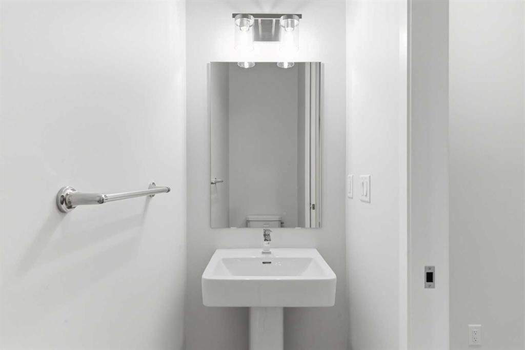 623 Buffaloberry Manor Se, Calgary, AB - Indoor Photo Showing Bathroom