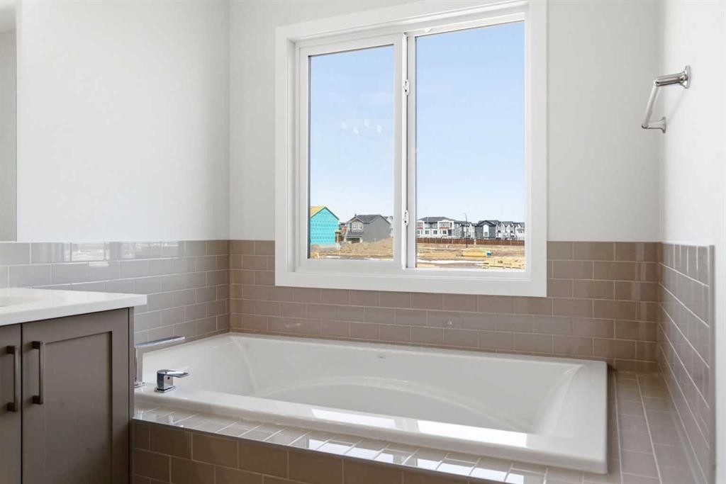 623 Buffaloberry Manor Se, Calgary, AB - Indoor Photo Showing Bathroom