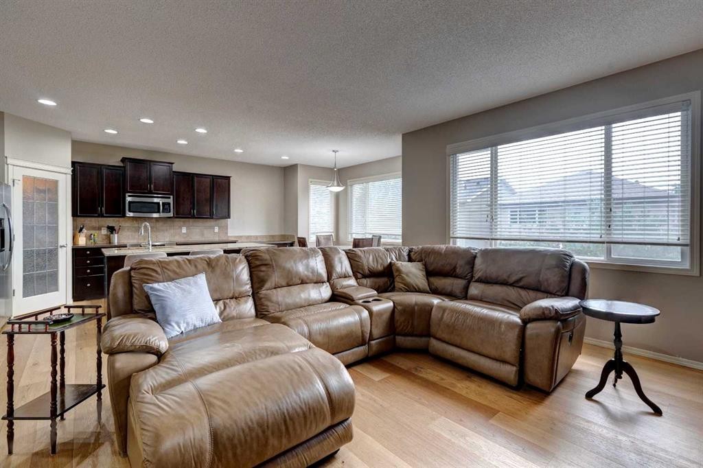 587 Everbrook Way Sw, Calgary, AB - Indoor Photo Showing Living Room