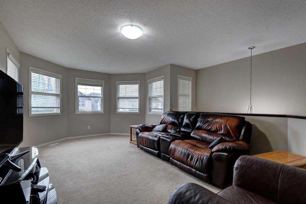 587 Everbrook Way Sw, Calgary, AB - Indoor Photo Showing Living Room