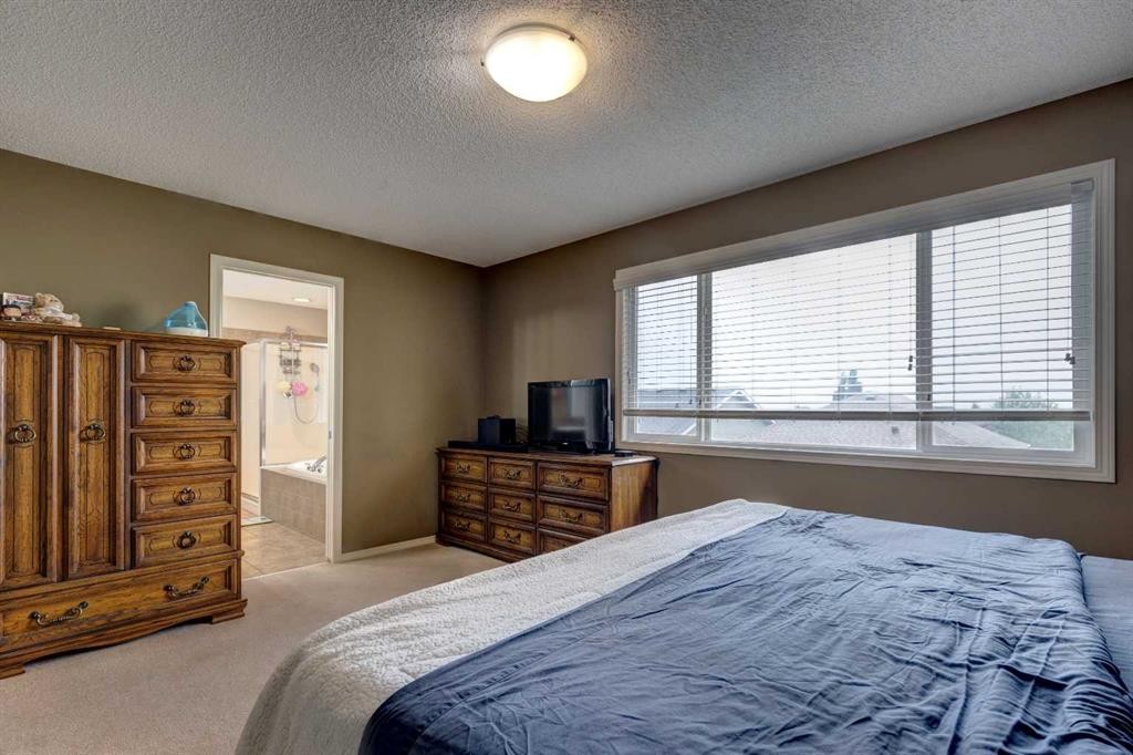 587 Everbrook Way Sw, Calgary, AB - Indoor Photo Showing Bedroom