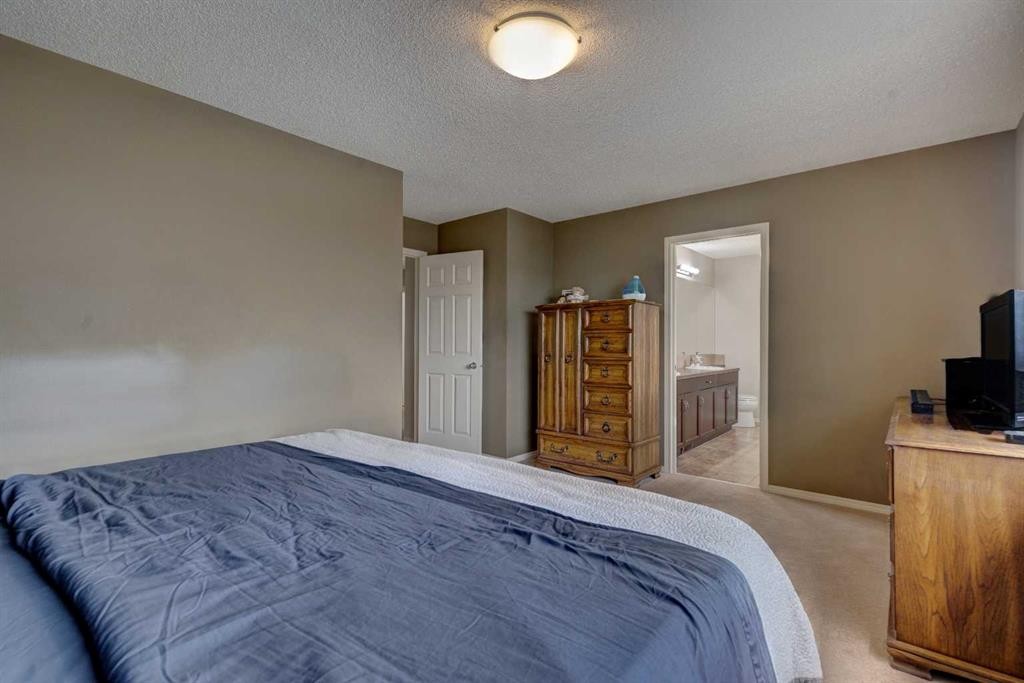 587 Everbrook Way Sw, Calgary, AB - Indoor Photo Showing Bedroom
