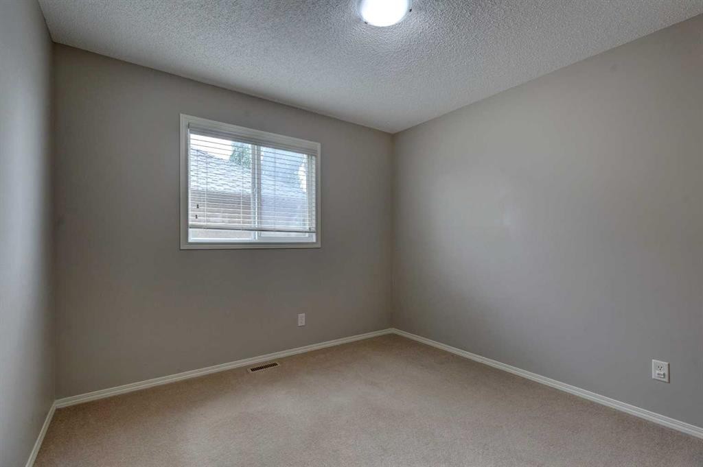 587 Everbrook Way Sw, Calgary, AB - Indoor Photo Showing Other Room