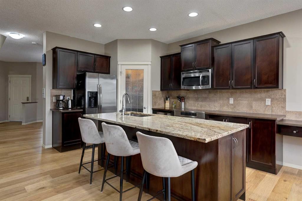 587 Everbrook Way Sw, Calgary, AB - Indoor Photo Showing Kitchen