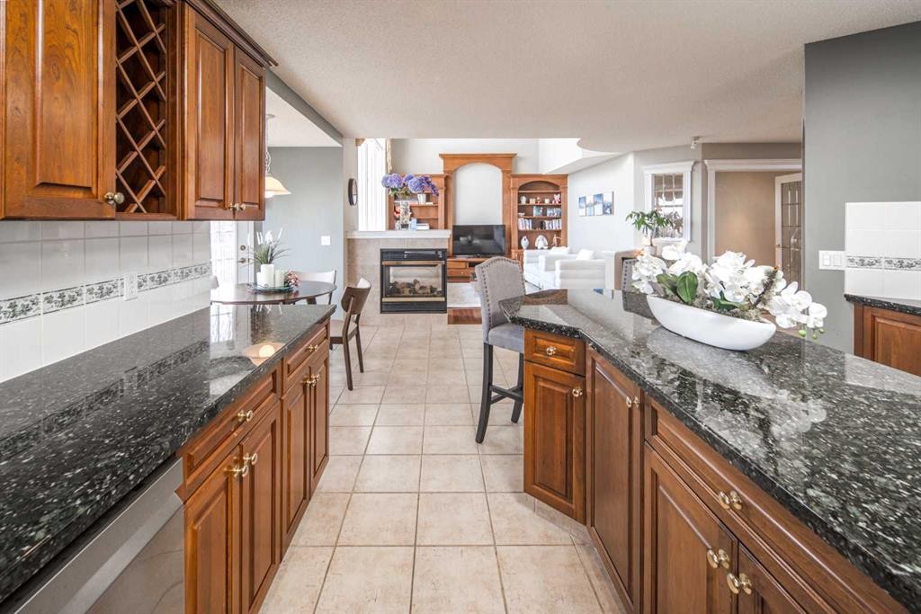 143 Hamptons Terrace Nw, Calgary, AB - Indoor Photo Showing Kitchen