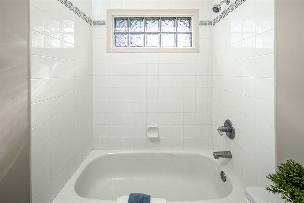 143 Hamptons Terrace Nw, Calgary, AB - Indoor Photo Showing Bathroom