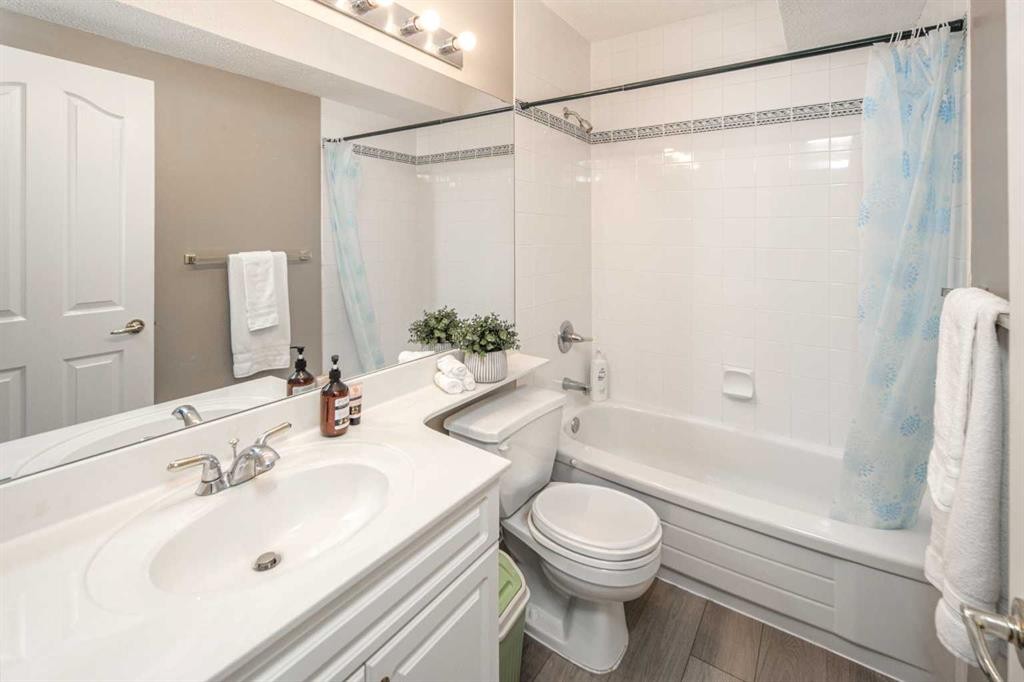 143 Hamptons Terrace Nw, Calgary, AB - Indoor Photo Showing Bathroom