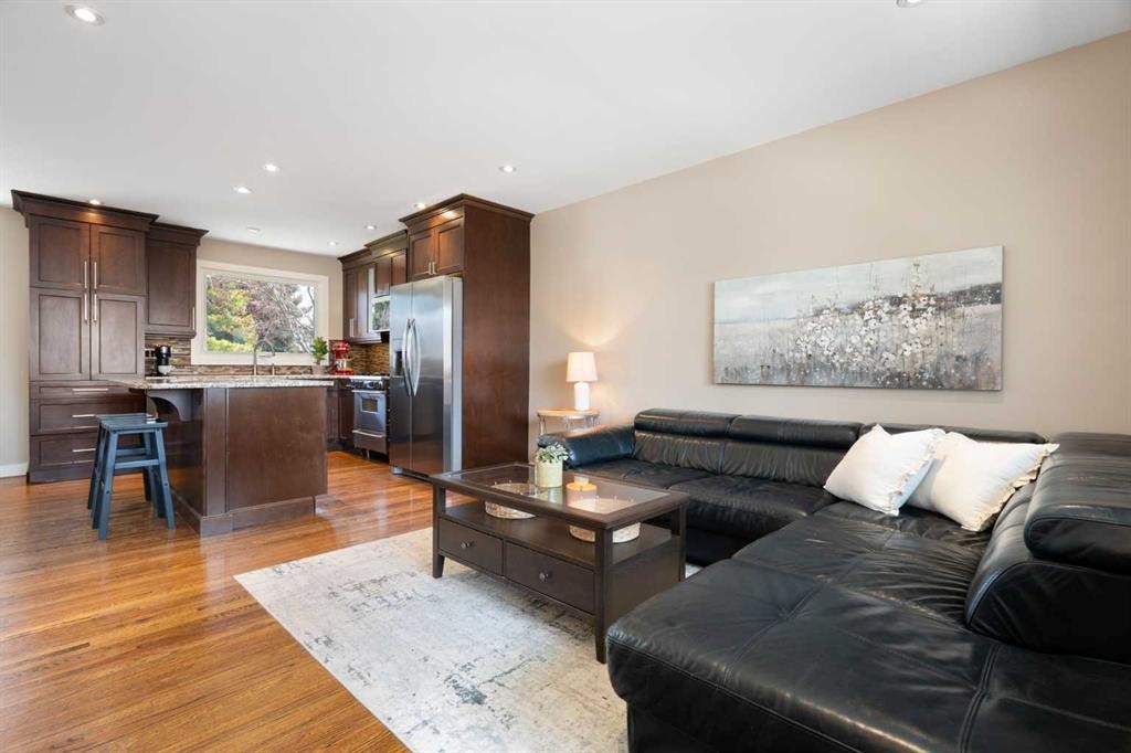 142 Winston Drive Sw, Calgary, AB - Indoor Photo Showing Living Room