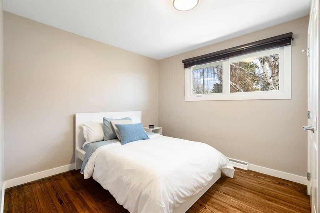 142 Winston Drive Sw, Calgary, AB - Indoor Photo Showing Bedroom