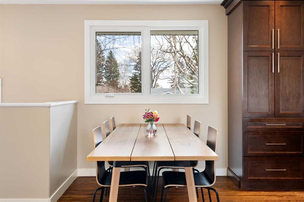142 Winston Drive Sw, Calgary, AB - Indoor Photo Showing Dining Room
