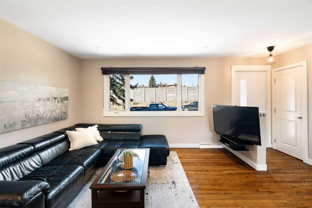 142 Winston Drive Sw, Calgary, AB - Indoor Photo Showing Living Room