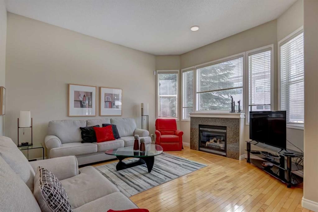 8 Straddock Villas Sw, Calgary, AB - Indoor Photo Showing Living Room With Fireplace
