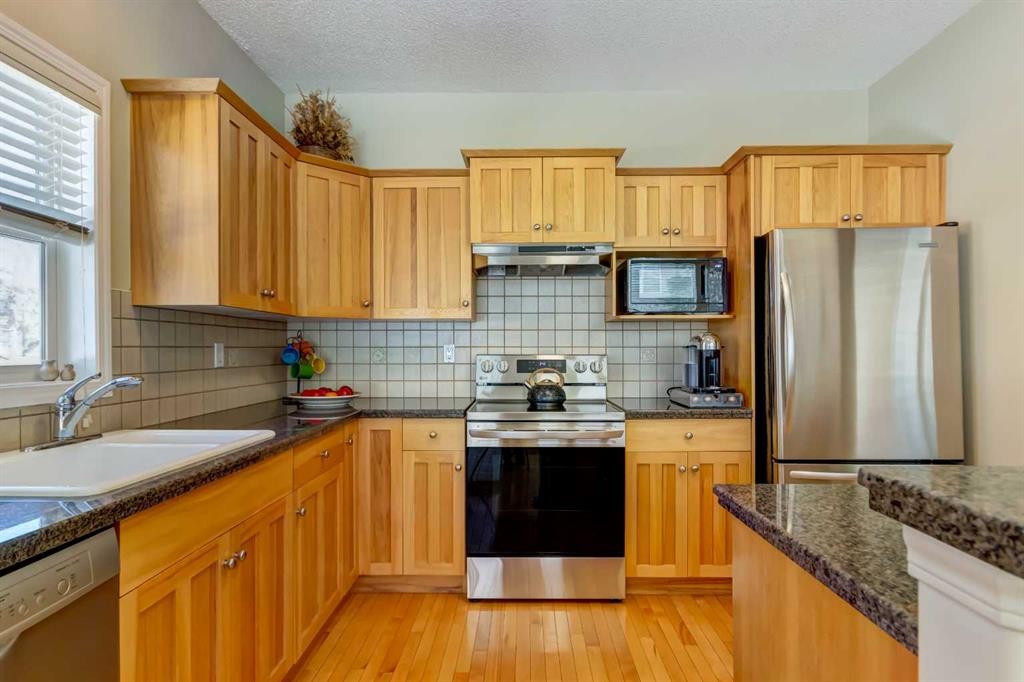 8 Straddock Villas Sw, Calgary, AB - Indoor Photo Showing Kitchen