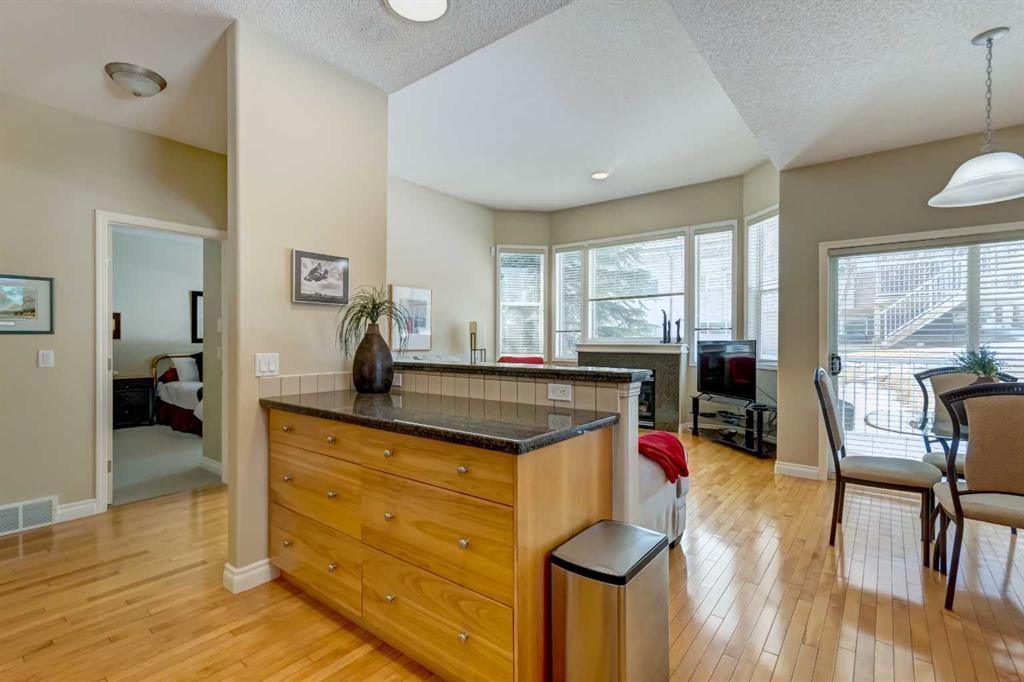 8 Straddock Villas Sw, Calgary, AB - Indoor