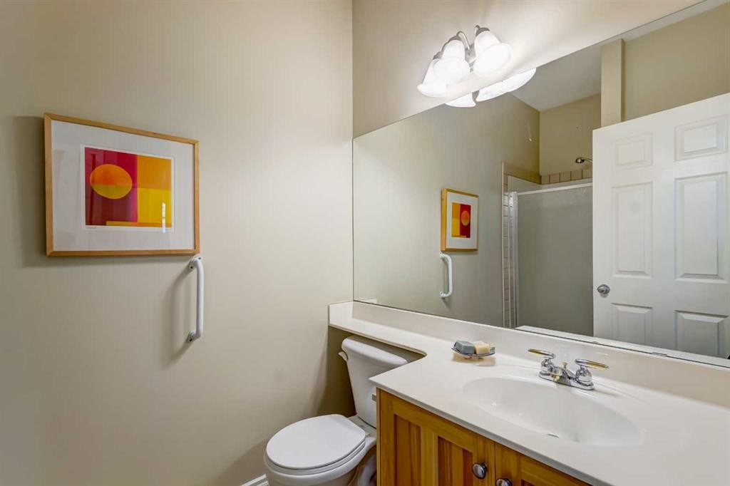 8 Straddock Villas Sw, Calgary, AB - Indoor Photo Showing Bathroom