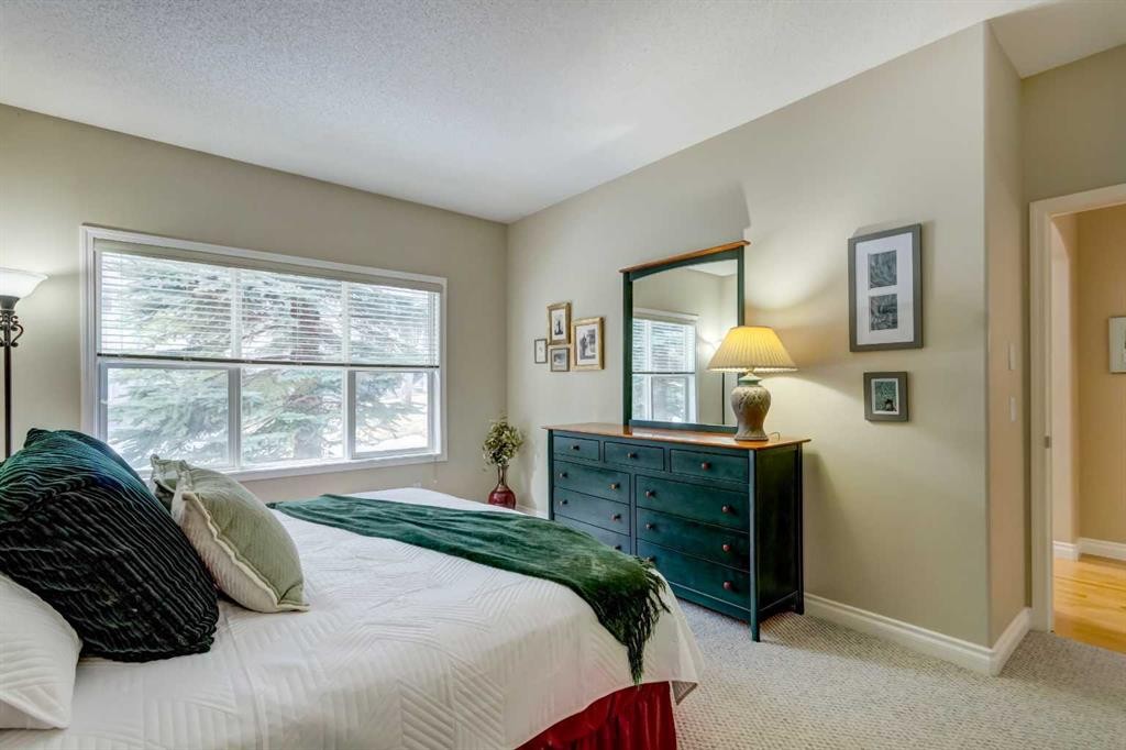 8 Straddock Villas Sw, Calgary, AB - Indoor Photo Showing Bedroom