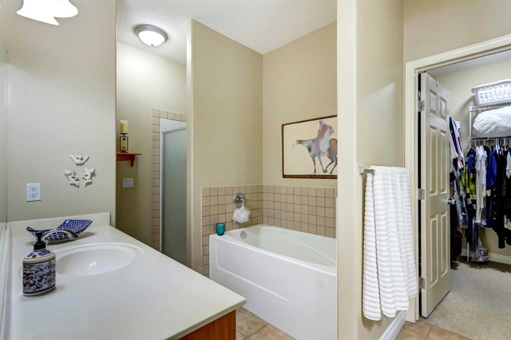 8 Straddock Villas Sw, Calgary, AB - Indoor Photo Showing Bathroom