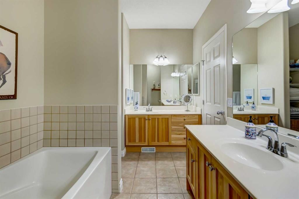 8 Straddock Villas Sw, Calgary, AB - Indoor Photo Showing Bathroom