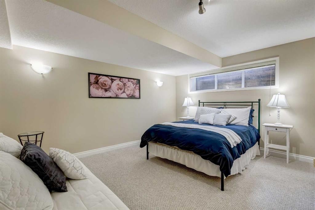 8 Straddock Villas Sw, Calgary, AB - Indoor Photo Showing Bedroom