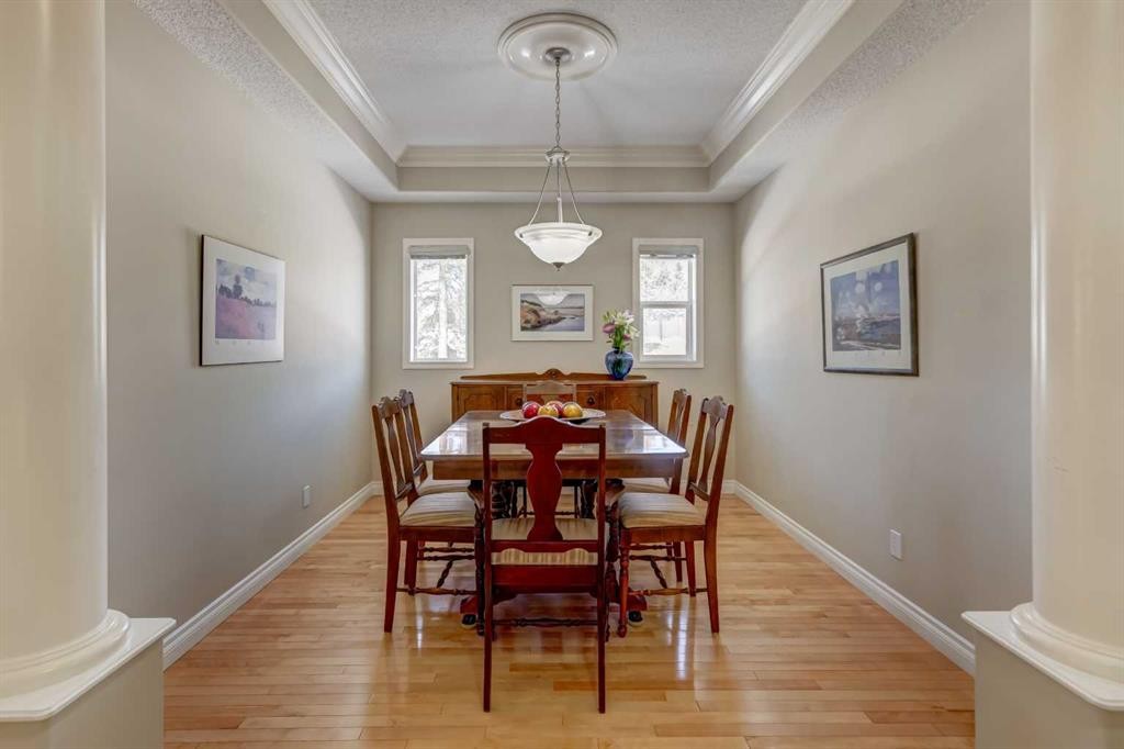 8 Straddock Villas Sw, Calgary, AB - Indoor Photo Showing Dining Room