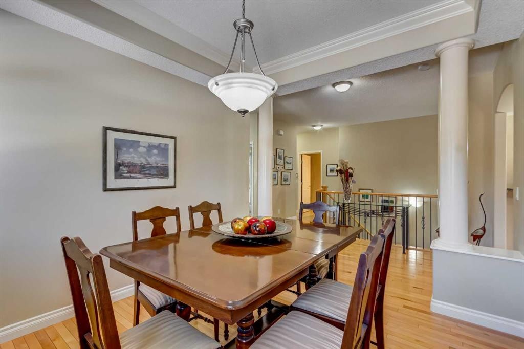 8 Straddock Villas Sw, Calgary, AB - Indoor Photo Showing Dining Room