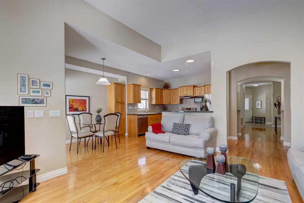8 Straddock Villas Sw, Calgary, AB - Indoor Photo Showing Living Room