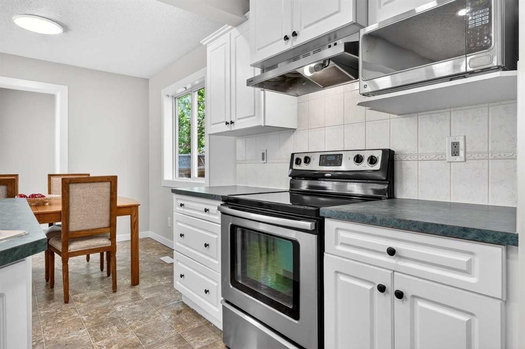 988 Prestwick Circle Se, Calgary, AB - Indoor Photo Showing Kitchen