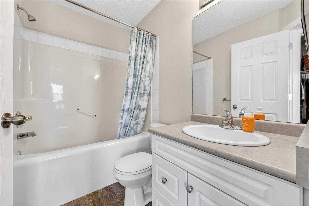 988 Prestwick Circle Se, Calgary, AB - Indoor Photo Showing Bathroom