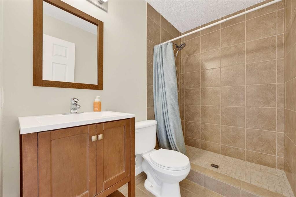 988 Prestwick Circle Se, Calgary, AB - Indoor Photo Showing Bathroom