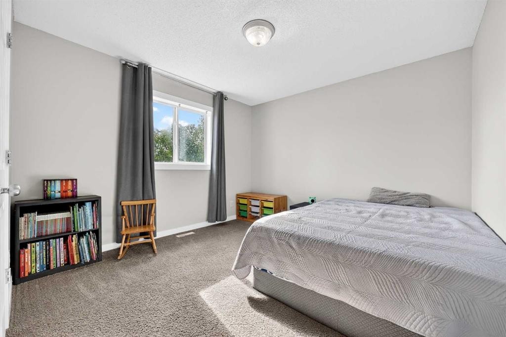 988 Prestwick Circle Se, Calgary, AB - Indoor Photo Showing Bedroom