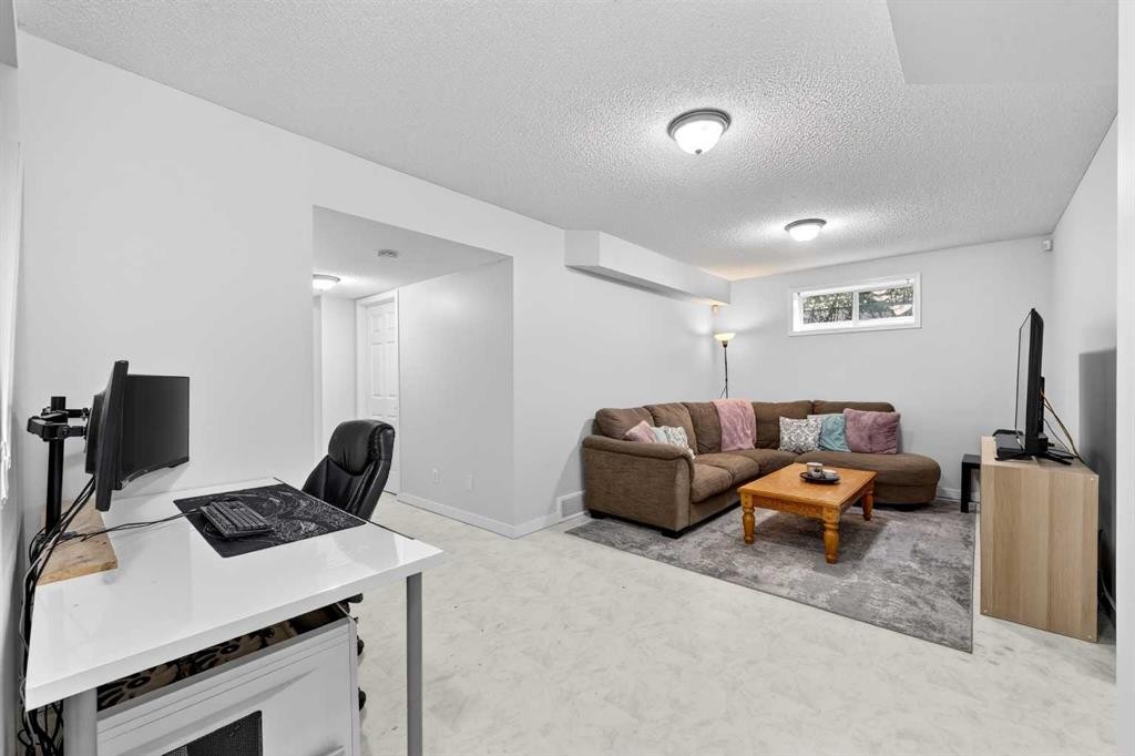 988 Prestwick Circle Se, Calgary, AB - Indoor Photo Showing Office