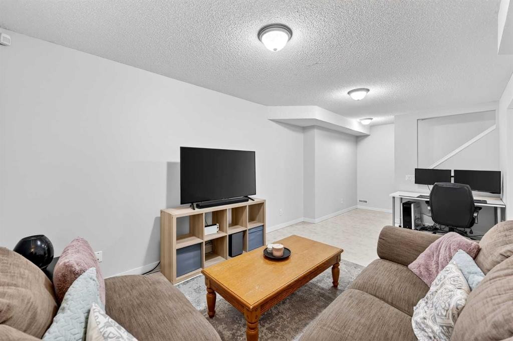 988 Prestwick Circle Se, Calgary, AB - Indoor Photo Showing Living Room