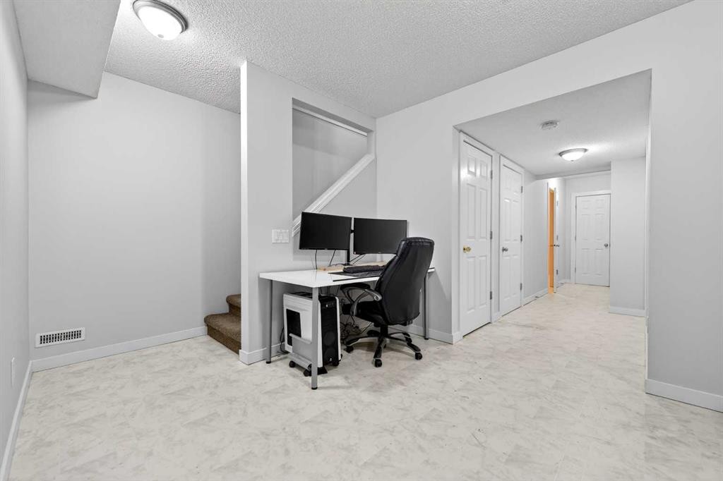 988 Prestwick Circle Se, Calgary, AB - Indoor Photo Showing Office